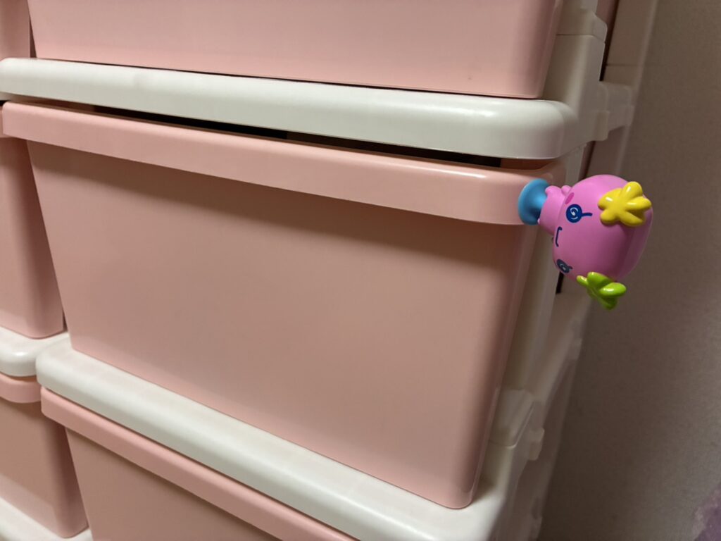 衣装ケースにたまごっちピッタを
くっつけました